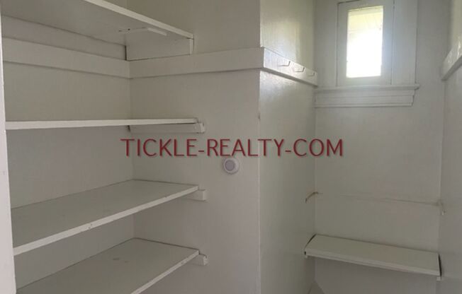 3 beds, 1 bath, $1,650, Unit 45