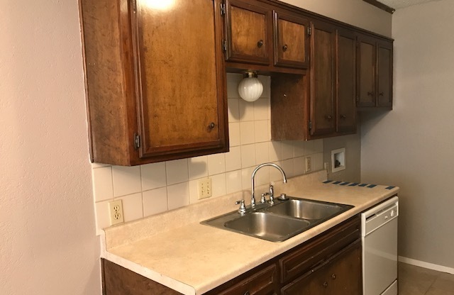 2 beds, 1 bath, $995