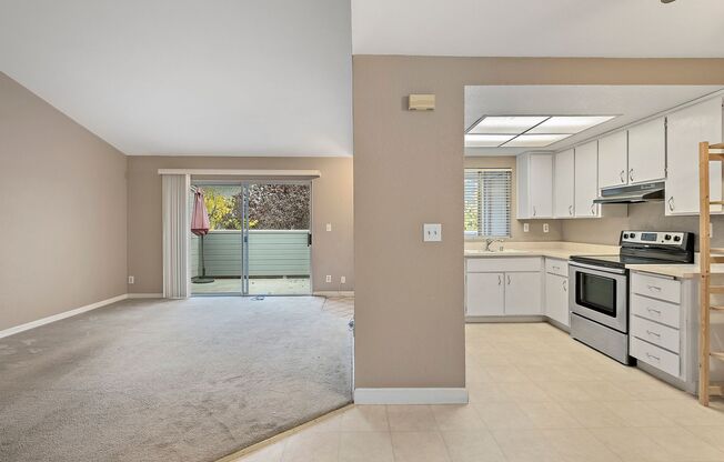 2Bd/2Bth Condo, hardwood floor, balcony, top floor