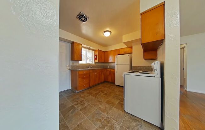 2 Bedroom Duplex ~ Close to Campus