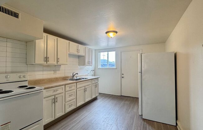 2 Bedroom 1 Bath In Lakewood! Available Now!!