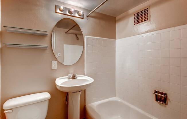 Bath at Fountainhead Apartments, Denver