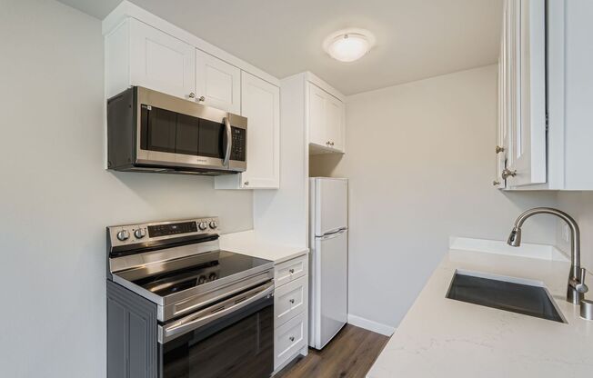 Spacious Apartment on Alki Beach!