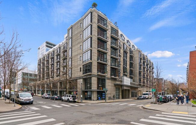 **FURNISHED** Streetcar Lofts studio w/parking/storage/Juliette balcony/fitness center/courtyard garden