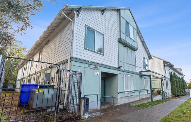 2 beds, 1 bath, 700 sqft, $1,200, Unit 221