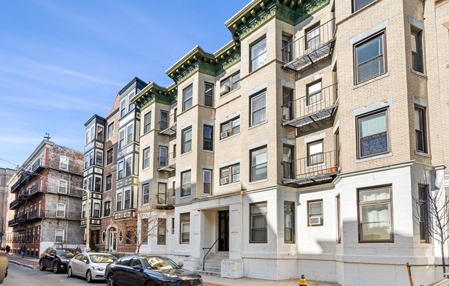 3 beds, 1 bath, 999 sqft, $4,200, Unit 25