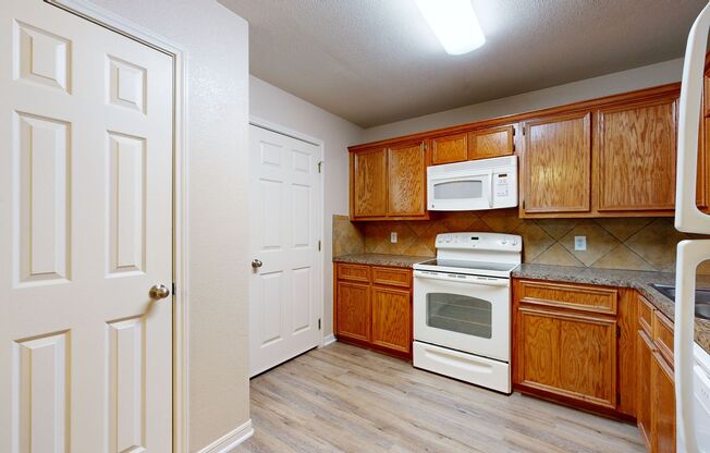 3 beds, 2 baths, $1,350, Unit # #B