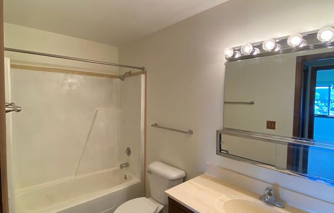 2 beds, 1 bath, 800 sqft, $1,250, Unit 5006-1