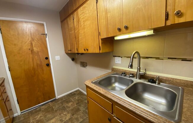 2 beds, 1 bath, 720 sqft, $1,195, Unit 170 NW 3rd Ave