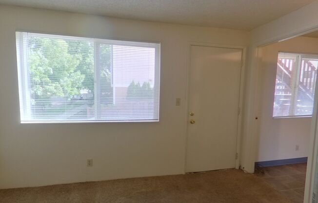 2 beds, 1 bath, $1,200, Unit 3