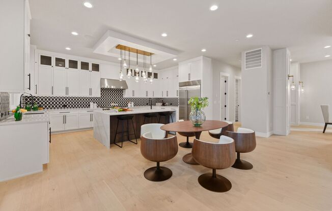 Luxury Bellevue Estate in Prestigious Bridle Trails For Rent
