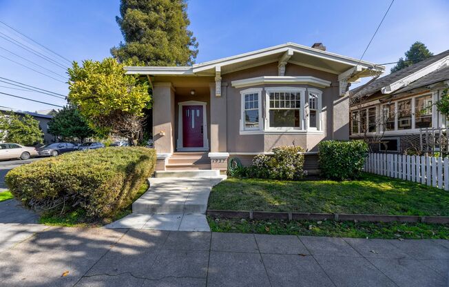 Beautiful & Cozy 2 BR/1 BA Home Available In Berkeley (Off University Ave)!