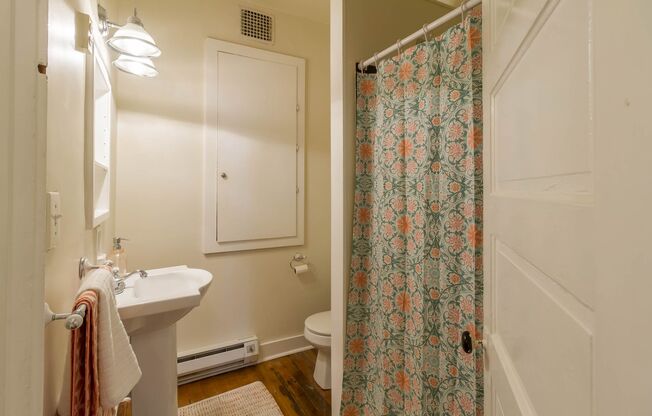2 beds, 1 bath, 890 sqft, $2,850, Unit 15