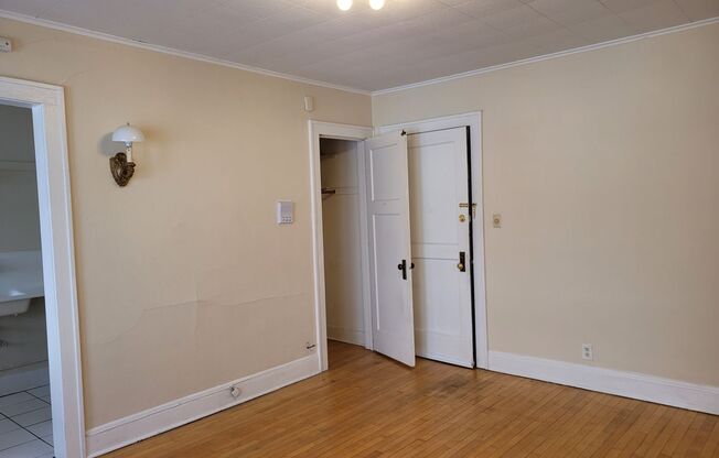 Studio, 1 bath, $895, Unit 33