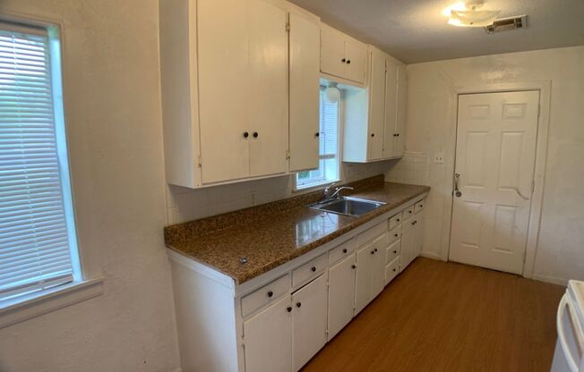 3 beds, 1 bath, $875