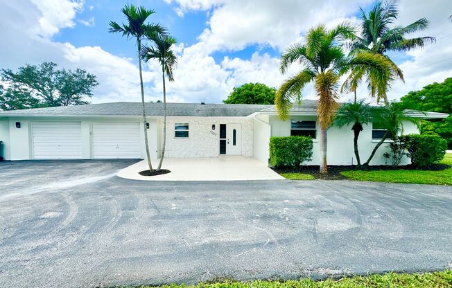 ** CENTRAL NAPLES ** 3 BED + DEN / 2 BATH ** PETS OK ** GREAT LOCATION ** ANNUAL **