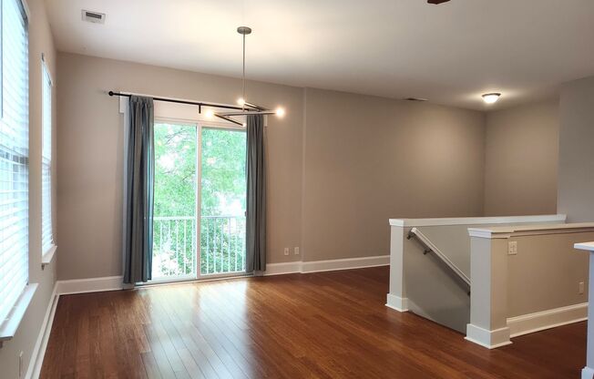 Pristine Condo located in The Colony Condos area!