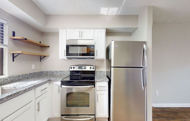 Renovated 2 Bedroom / 1 Bathroom Apartment