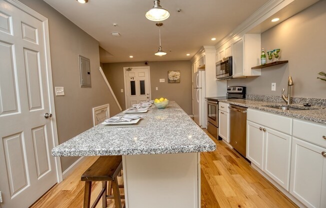 2 beds, 1.5 baths, 920 sqft, $2,500, Unit B