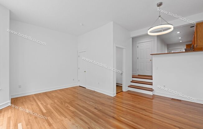 Bright & Beautiful Condo w/ Dual Primary Bedrooms, Walk-In Closets, Garage & A/C~ Located in NE Portland!