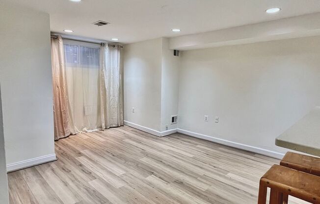 Columbia Heights| 900 sqft 2bd, 1bth|Townhouse English Bsmt Apt| Shared Back Patio