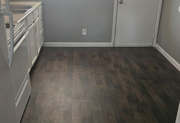 2 beds, 1 bath, 750 sqft, $1,070, Unit B10 1011 09