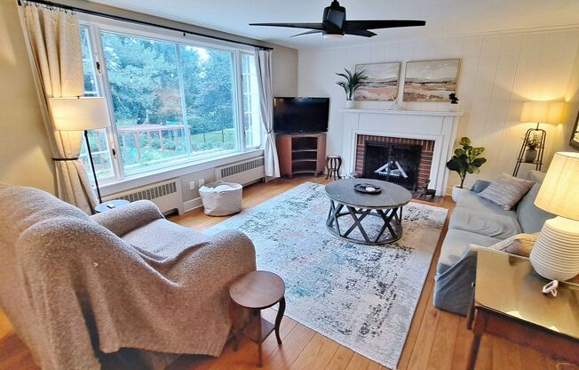 Fully Furnished 4 Bed / 1-1/2 Bath Single Family Home w/2 Car Garage