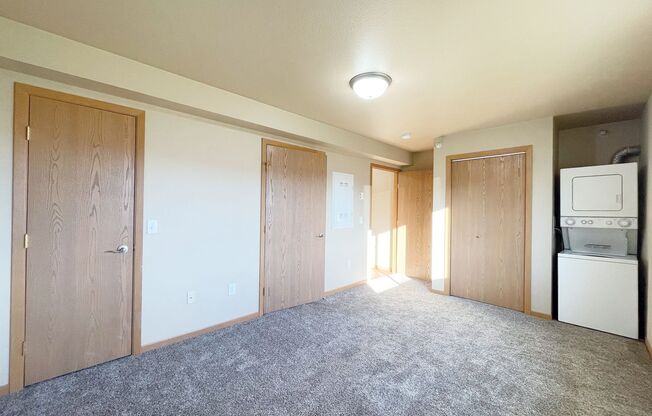 1 bed, 1 bath, $885, Unit 8