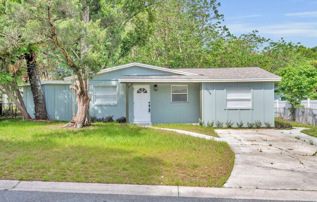 Charming 3 Bedroom, 2 Bathroom House!