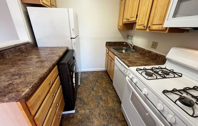 2 beds, 1 bath, 800 sqft, $1,450, Unit 2711A-2B