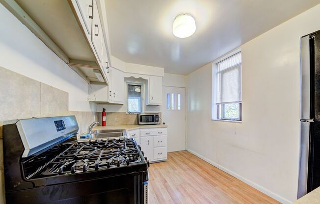 3 beds, 1 bath, $1,500, Unit Apt 2 (top)