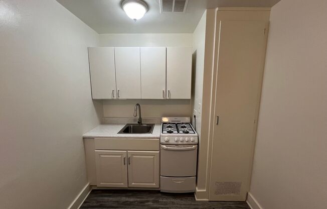 2 beds, 1 bath, $1,895, Unit # #B