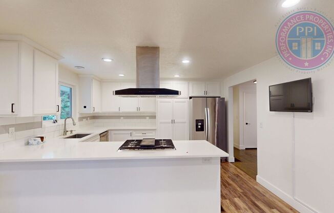 *MILWAUKIE!!!  A GARDENER'S DELIGHT, GORGEOUS OUTDOOR LIVING, STYLISH AMENITIES!