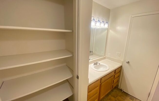 2 beds, 2 baths, 1,005 sqft, $1,075, Unit 1523-11