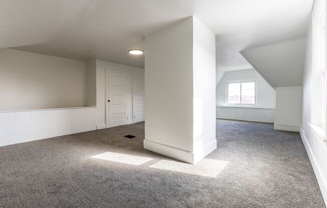 4 beds, 2.5 baths, $2,099, Unit South Side Slopes