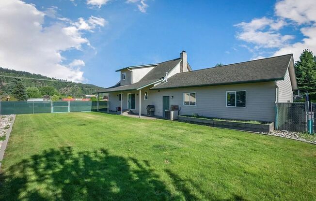 Beautiful Dalton Gardens Home with Views of Canfield Mountain