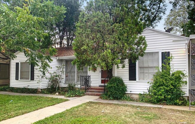Spacious 2-Bedroom Home in Ridglea West – A Must-See!