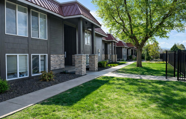 2 beds, 1 bath, 830 sqft, $1,350