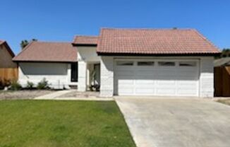 3 Bedroom 2 Bathroom Availble now in the hear of Campus Park, Bakersfield!