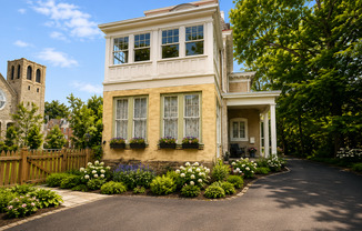 186 W QUEEN LN