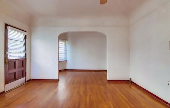 Move In Special! Charming Top Floor 1-Bedroom Apartment in Bankers Hill!