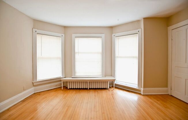 $2300- 4 Bd/2 Ba Close to Lakefront ***HALF OFF FIRST MONTH***