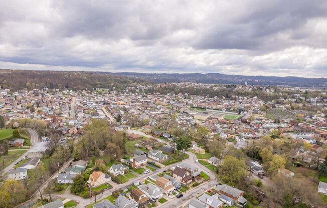 Stunning 2 Bedroom home in McKees Rocks Available Now!