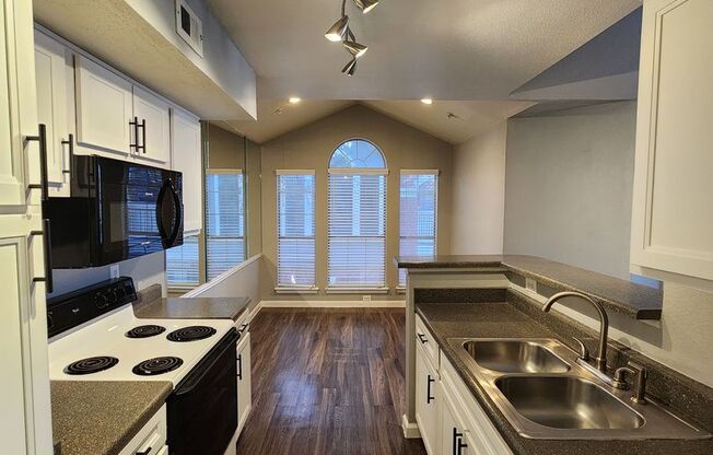 1 bed, 1 bath, 802 sqft, $1,375, Unit 712-u