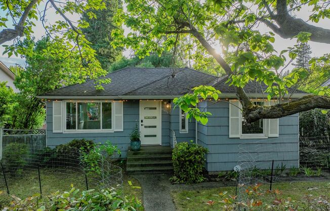 Updated 2 bed 1 bath Wedgewood area home