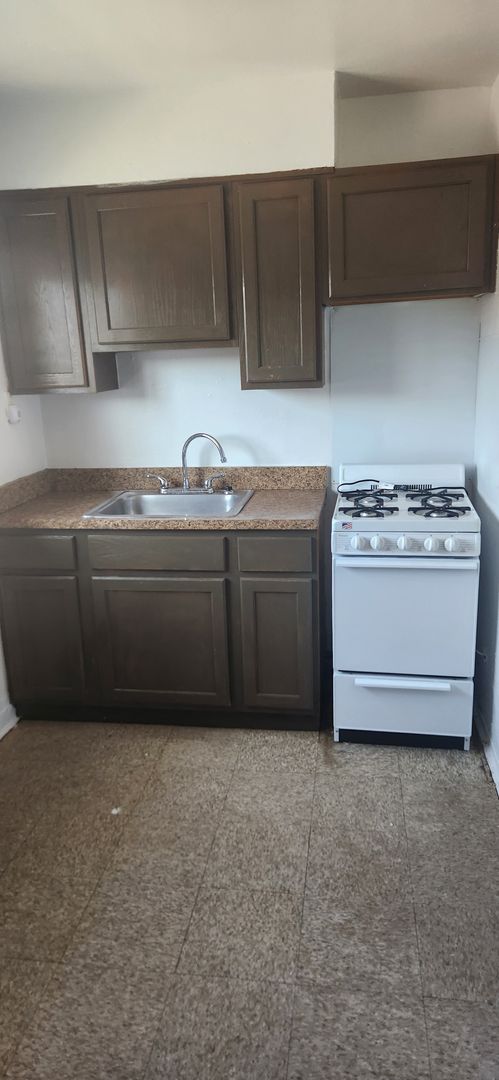 2 beds, 1 bath, 850 sqft, $1,595, Unit B-12