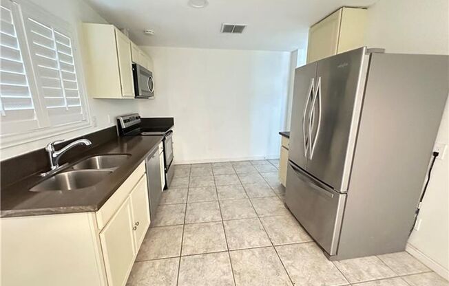 4 BED HOME FOR RENT!