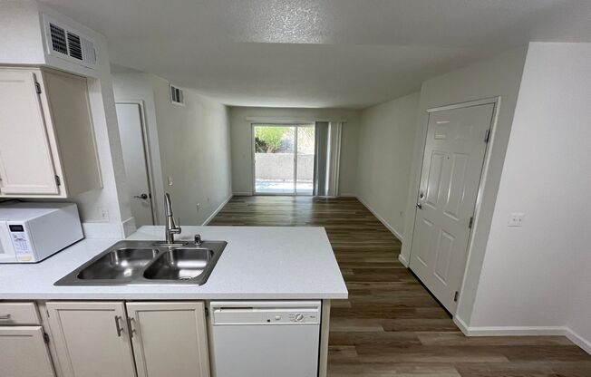 3 beds, 2 baths, 1,076 sqft, $2,200, Unit 2007