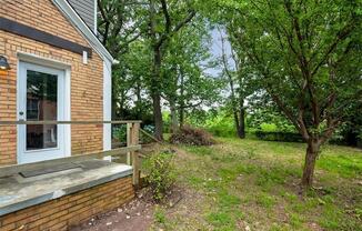 8821 COMMODORE DR