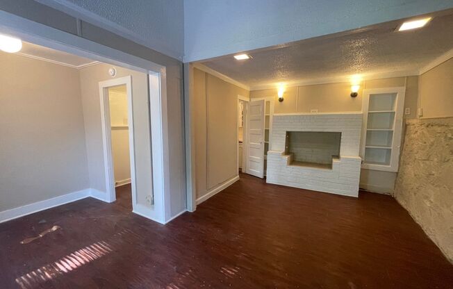 ((1/2 May's Rent)) Cozy 1 Bedroom 1 Bath  Downstairs Unit Ready for Move-in ~ Fantastic Fort Worth Location ~ Spacious Bedroom ~ Walk In Shower ~